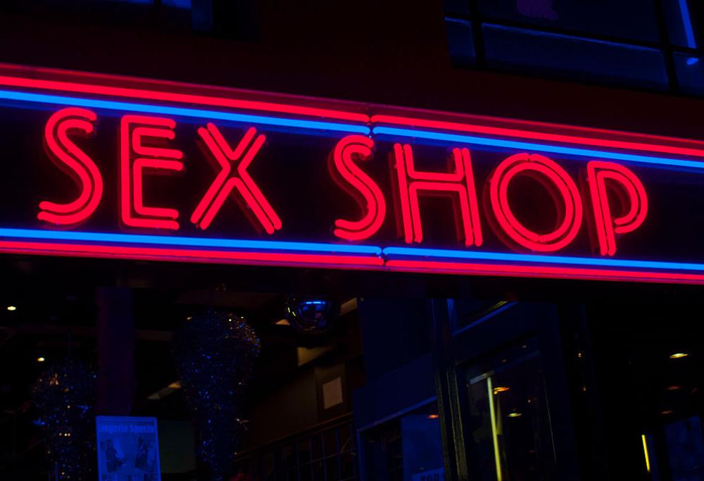 Superare la crisi? Amelia apre un sexy shop automatizzato 
