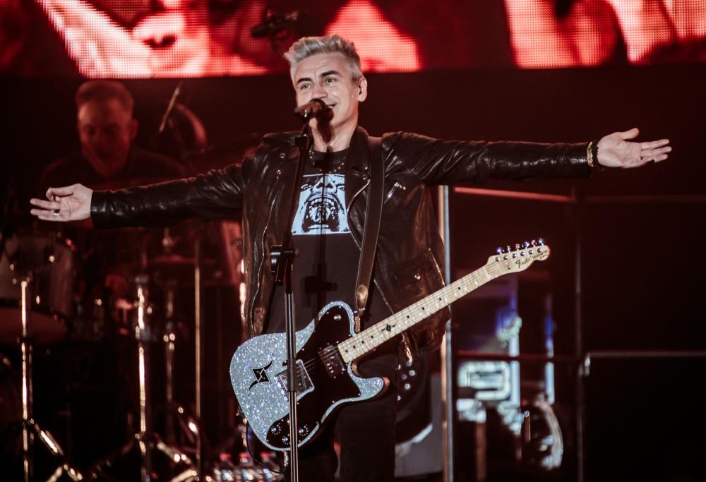 Ligabue, l'operazione alle corde vocali è perfettamente riuscita