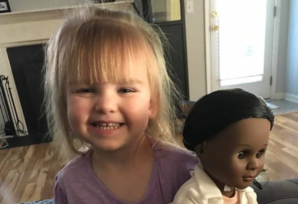 LA BIMBA SCEGLIE UNA BAMBOLA CON LA PELLE NERA: LA COMMESSA SI OPPONE