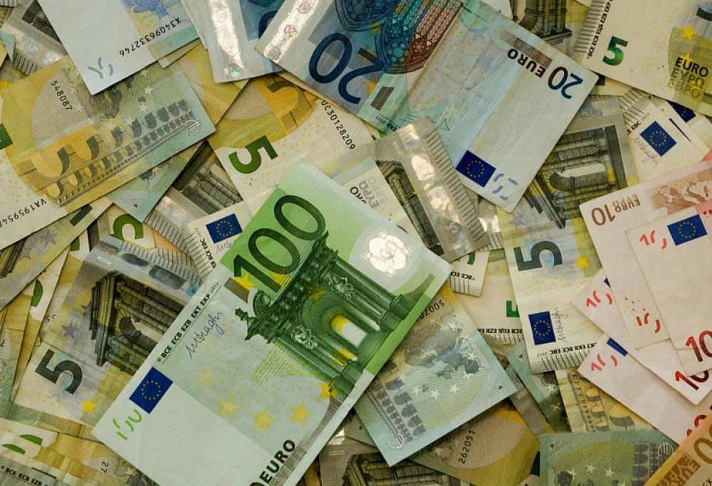 Dimentica 600 euro al bancomat, un uomo glieli restituisce