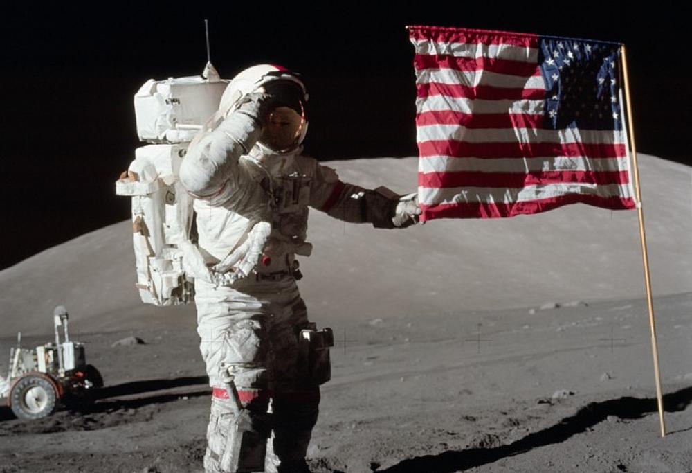Le bandiere piantate sulla Luna stanno cadendo a pezzi
