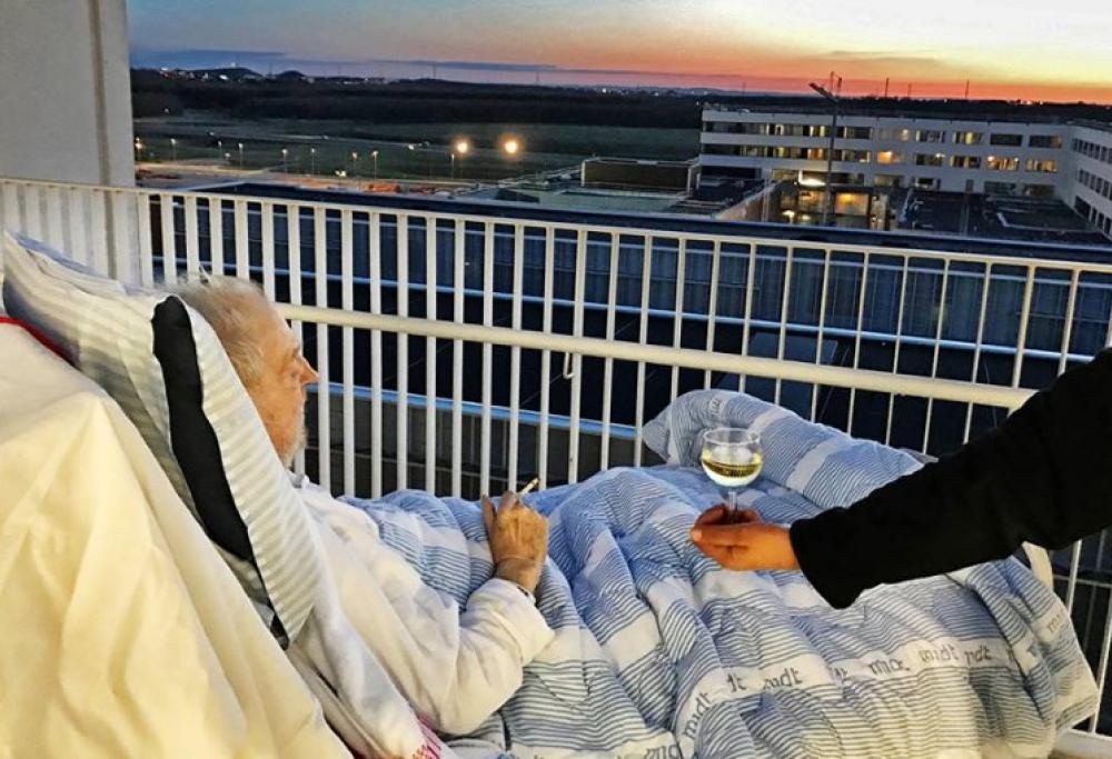 Ultimo desiderio del malato terminale: tramonto, sigaretta e vino