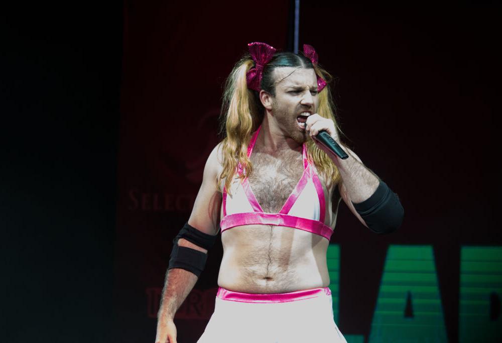 Ladybeard, da wrestler a cantante in reggiseno e mutandine