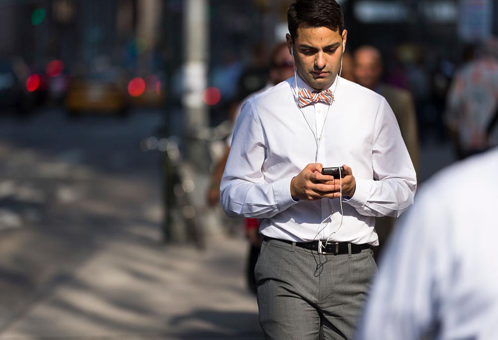 In Italia muoiono troppi pedoni. Colpa dello smartphone. E non solo.