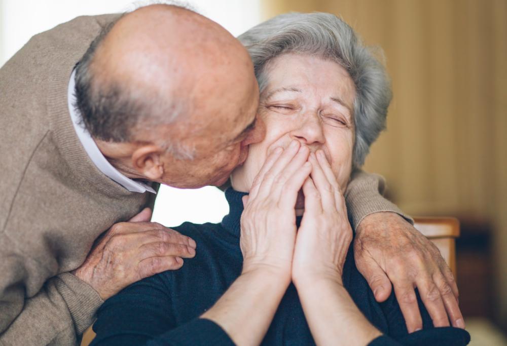 Si frequentavano da adolescenti, si ritrovano e si sposano dopo 64 anni