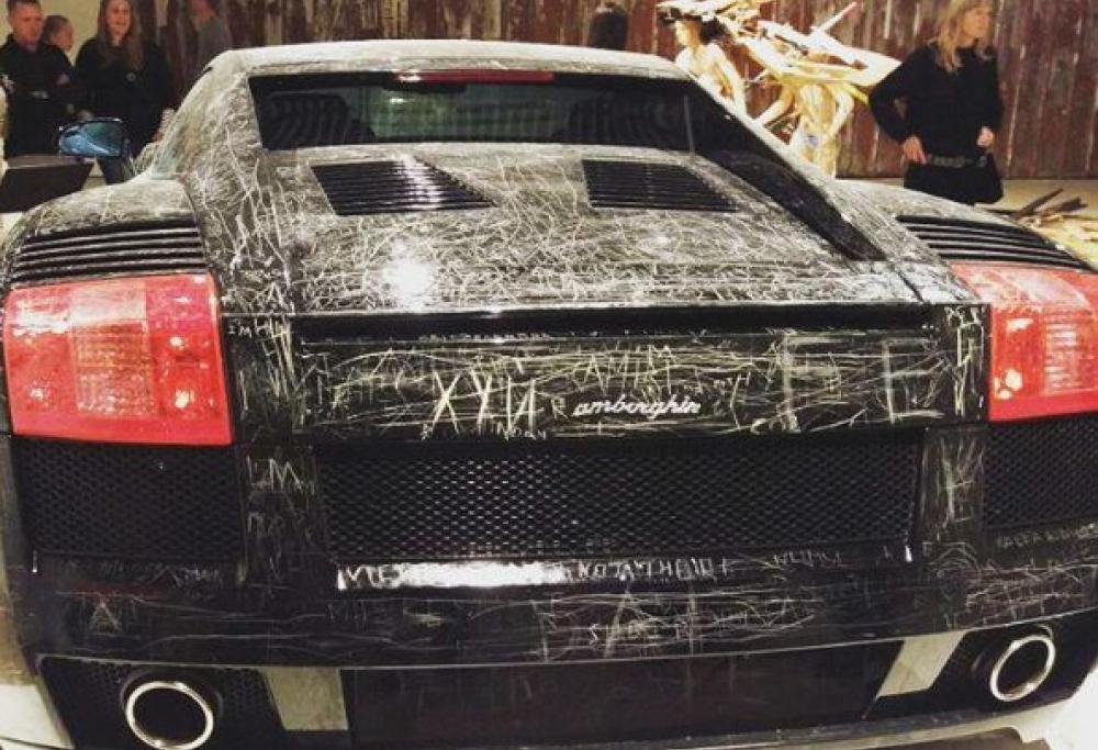 Graffiare una Lamborghini? Per l'arte si può