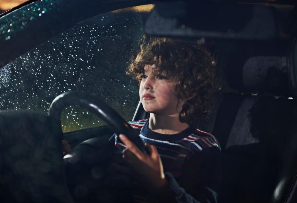 A 8 anni ruba l'auto e va al fast food: ha imparato a guidare grazie a YouTube 