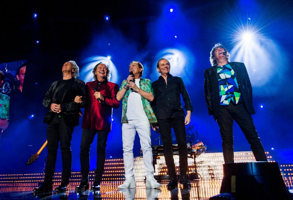 I Pooh regalano il loro tesoro di scena ai Palasport, l’unica cover band autorizzata