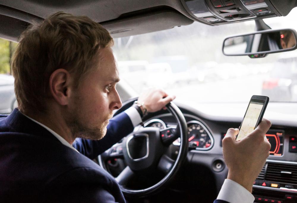 Smartphone al volante: si rischia la patente