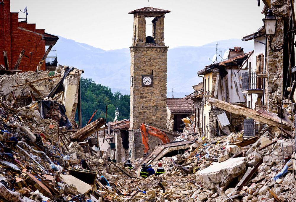 “Avete rotto con i selfie sulle macerie”, parla il sindaco di Amatrice