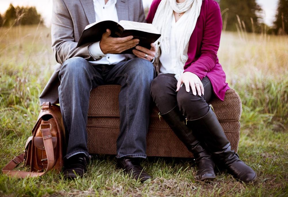 Si innamorano al college e si sposano. Ora scoprono di essere fratello e sorella