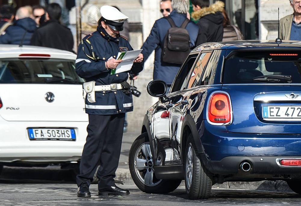 Italiani al volante, sempre di fretta e senza cinture