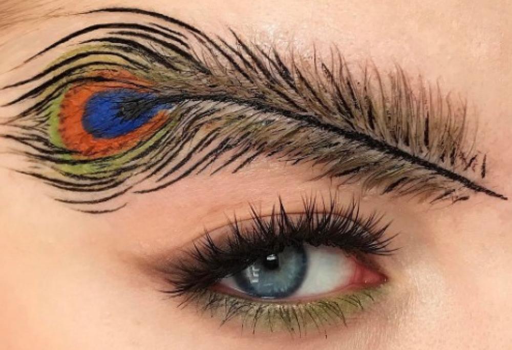 Sopracciglia piumate, su Instagram lo scherzo diventa moda