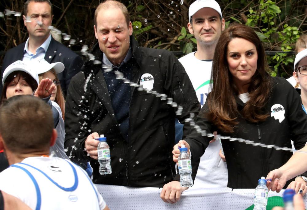 Gavettone al principe William, lui scoppia a ridere