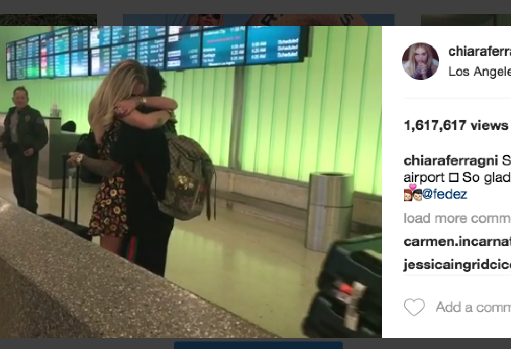 La Ferragni sorprende Fedez, che tiene stretta la sua valigia