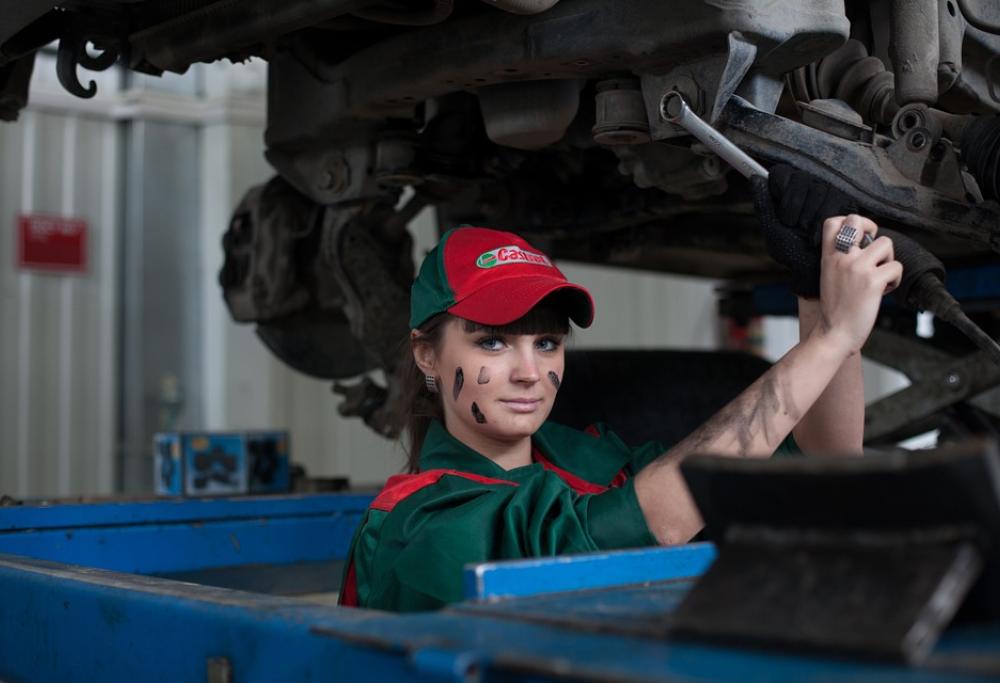Raggirata continuamente dai meccanici, apre lei stessa un'officina "per donne"