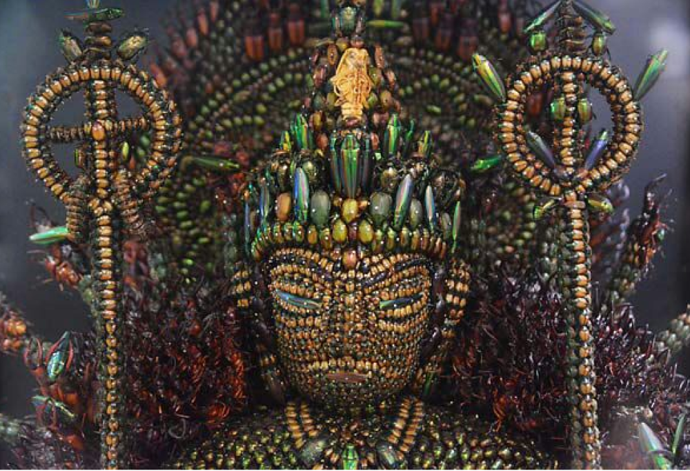 In Giappone c'è una statua composta da 20mila scarabei