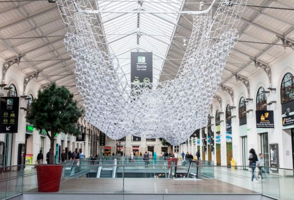Il primo lampadario fatto solo di penne è in Francia
