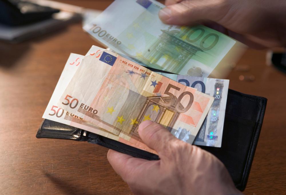 Perde portafoglio con 33mila euro. Gli viene restituito con tutta la somma