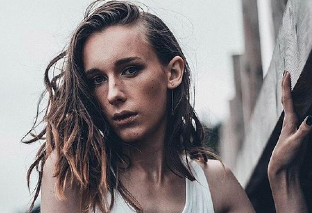 Vince photo contest per modelle in lingerie, ma è un uomo
