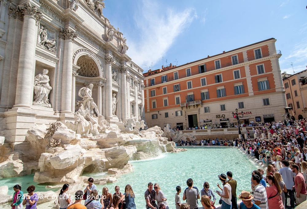 Ancora una turista semi nuda nella fontana di Trevi