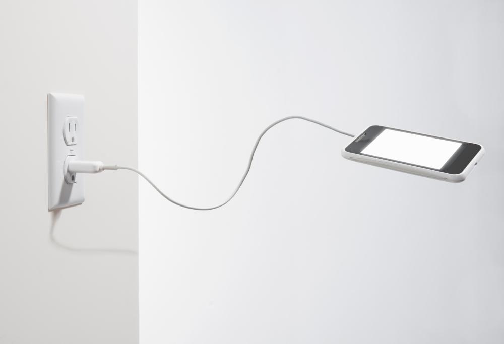 Lasci il caricatore dello smartphone collegato alla presa? Ecco perché non dovresti farlo
