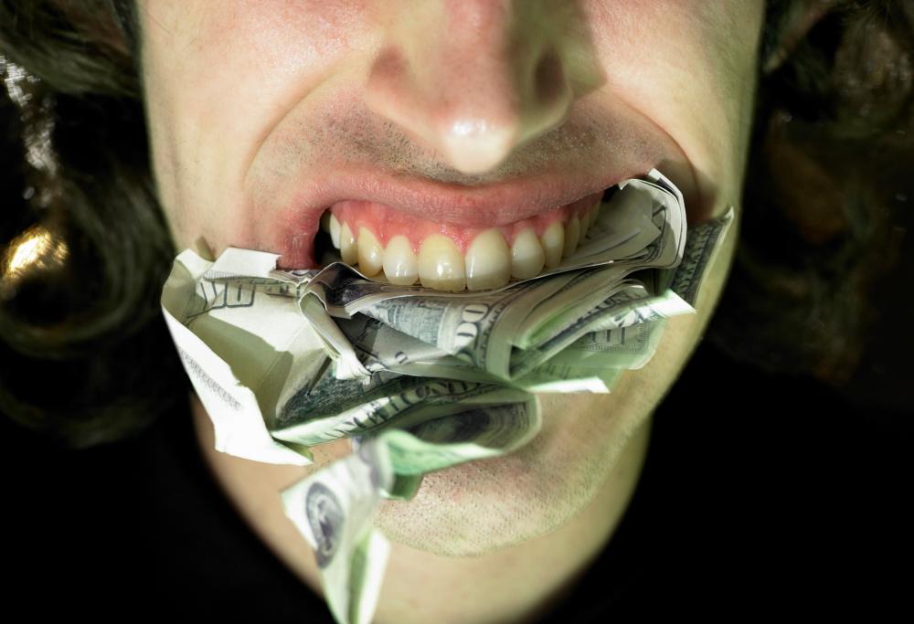 Inghiotte 9000 dollari in banconote per vendetta contro l'ex