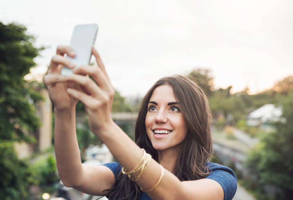 Scatti molti selfie? Non per forza sei un narcisista