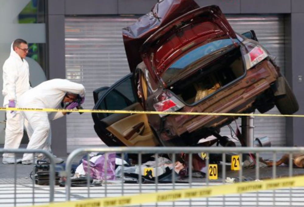 Panico a New York: auto contro la folla