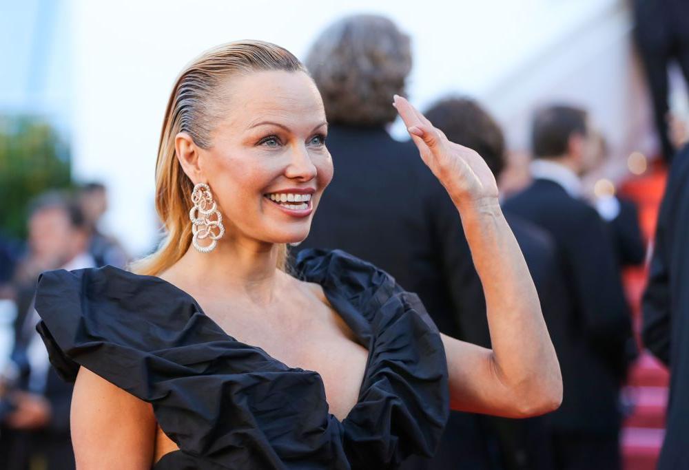 Pamela Anderson irriconoscibile e magrissima, cosa le è successo?