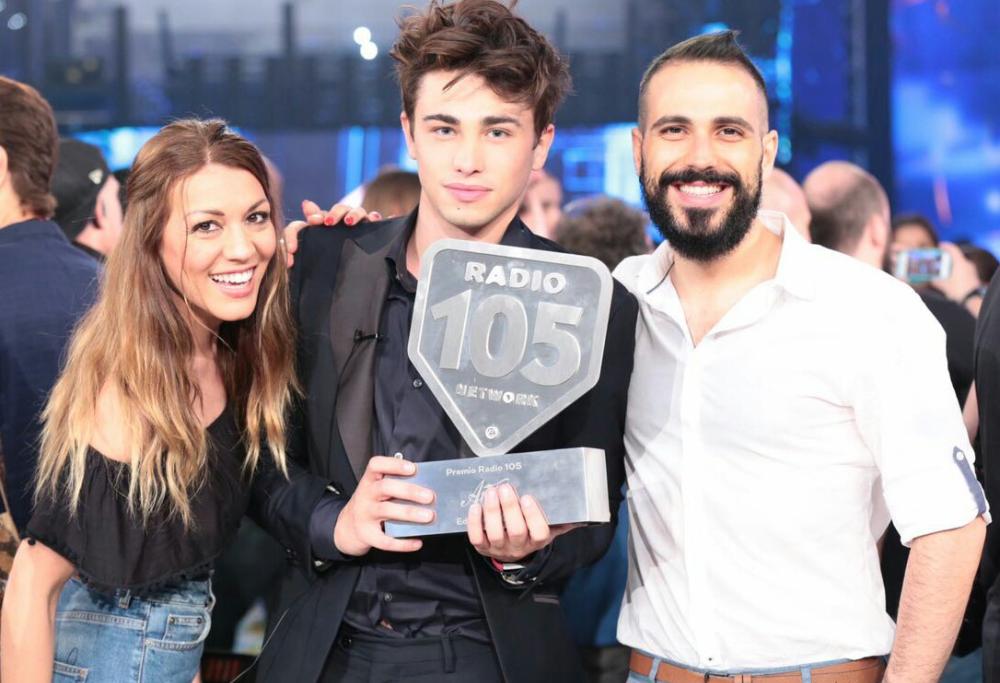 “La sua voce è speciale” il premio di Radio 105 a Riccardo.