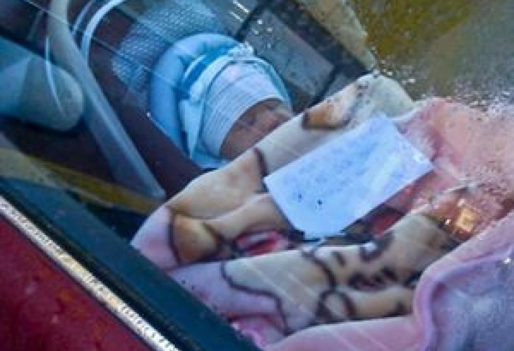Neonato abbandonato in auto con un biglietto: "Mamma sta facendo la spesa"