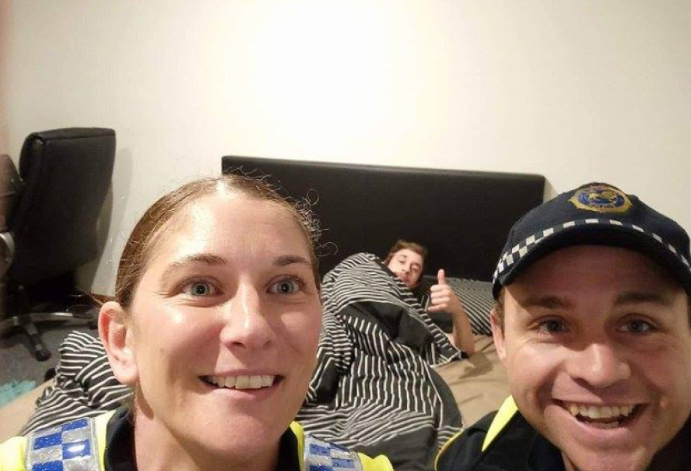 Poliziotti celebrità, portano un ubriaco a casa e si scattano un selfie