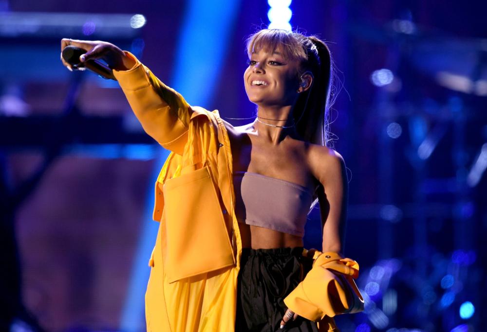 Ariana Grande torna a Manchester con Coldplay, Justin Bieber e molte altre star