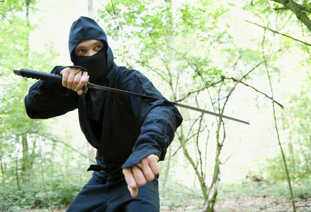 Non gli piace la cena, si trasforma in ninja e colpisce la moglie con una scimitarra