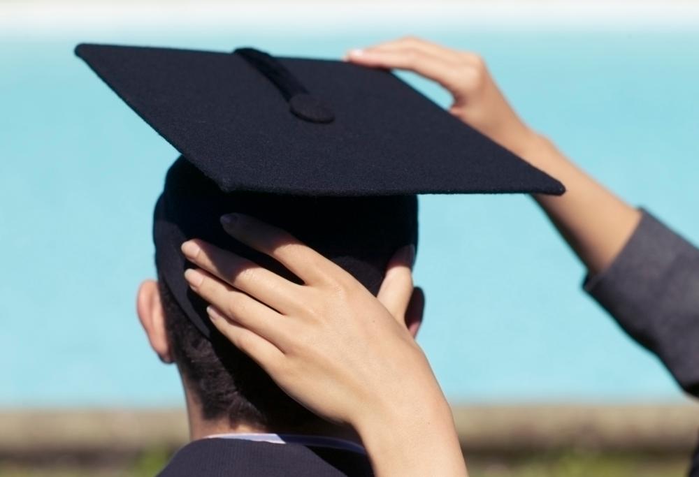 “Per la laurea indossare gonne e scollature carine”: l'incredibile gaffe di una università belga