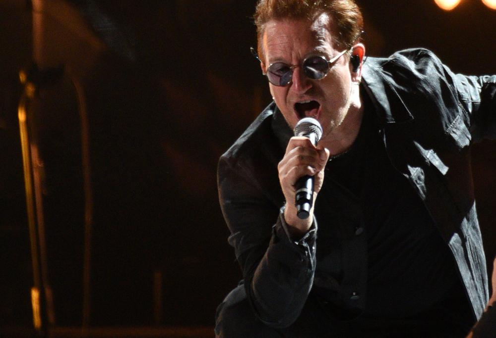 Bono sulla moto della polizia davanti a un fast food. E la foto diventata virale