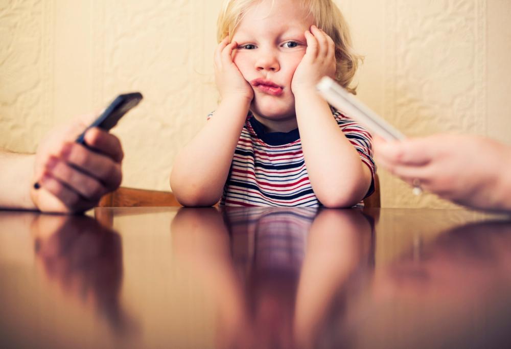 Genitori distratti dallo smartphone? Sono i figli a pagarne le conseguenze