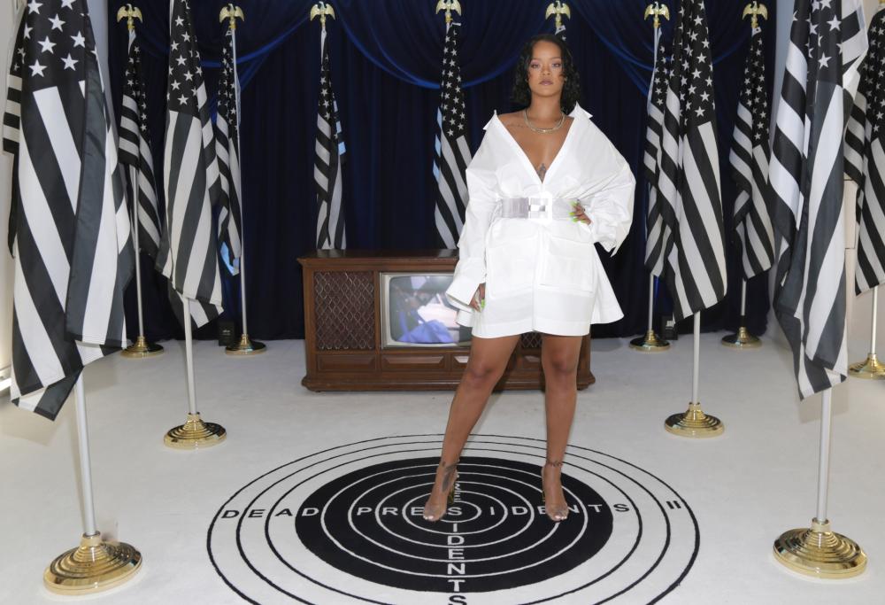 Rihanna risponde (con ironia) a chi le dà della grassa