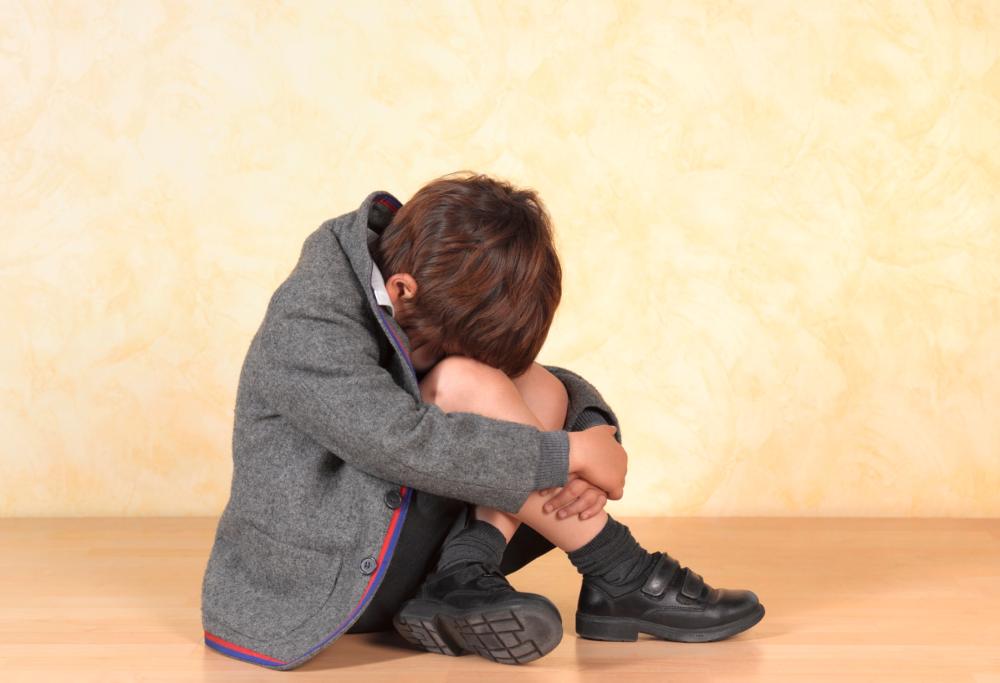 Bambino abbandonato a scuola: la madre era a letto con il fidanzato