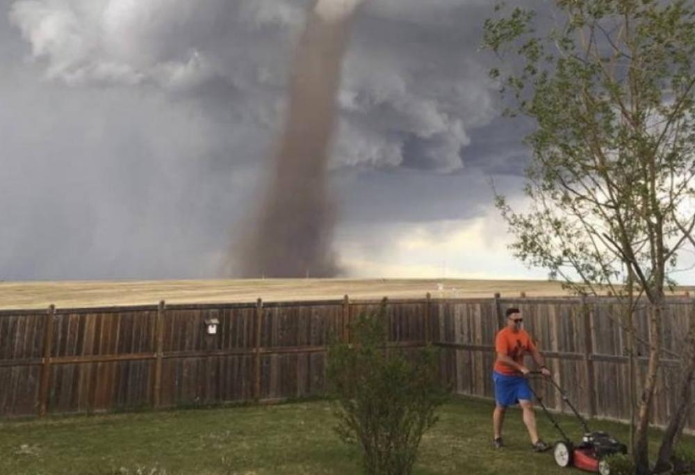 Tornado in arrivo, ma lui non smette di tagliare l’erba 