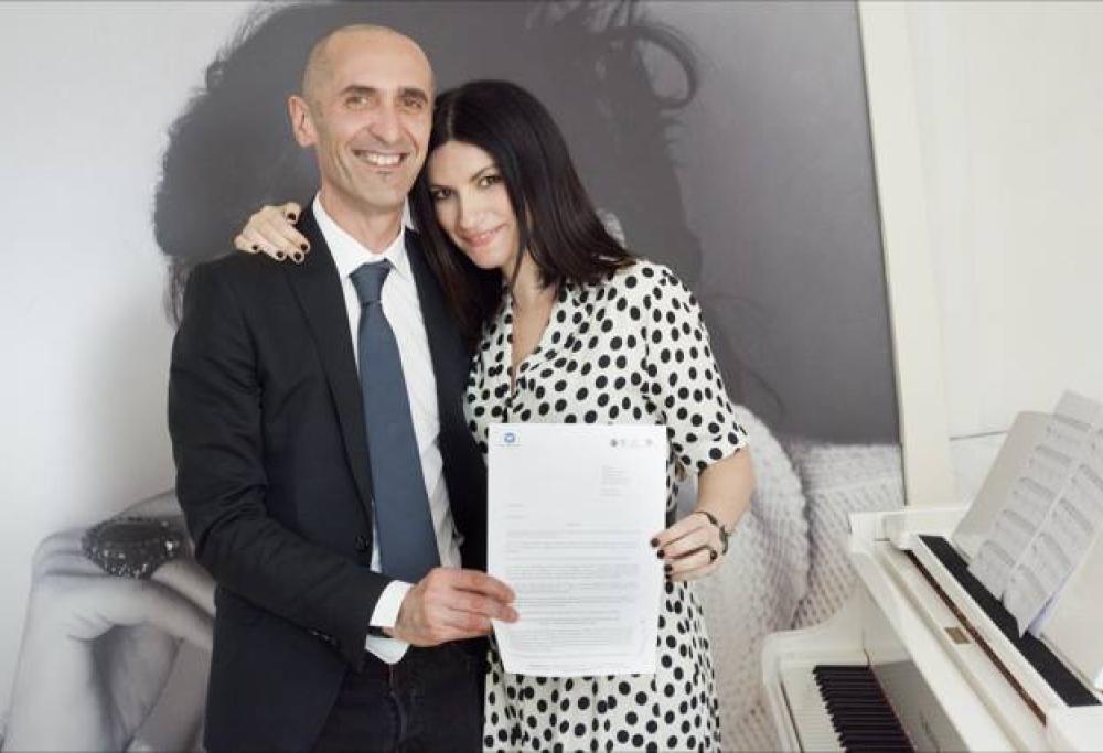 Laura Pausini, arriva il rinnovo con la Warner