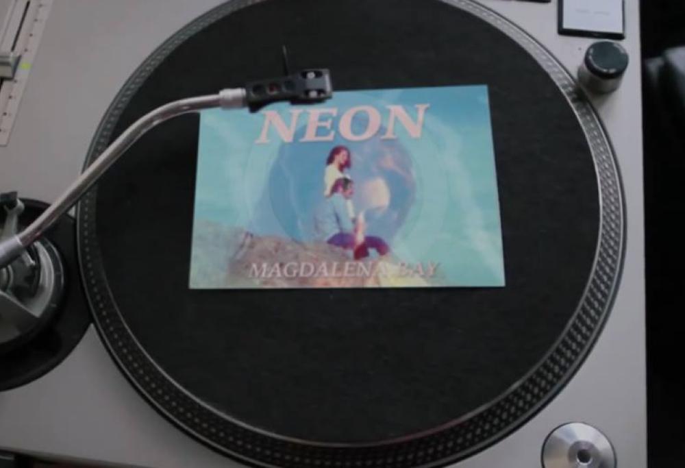 Anche le cartoline suonano sul giradischi: te le spedisce Vinyl Post