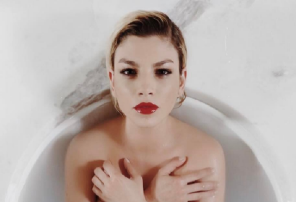 Emma Marrone criticata per delle foto sexy su Instagram. Lei replica: "Maleducati e infelici"
