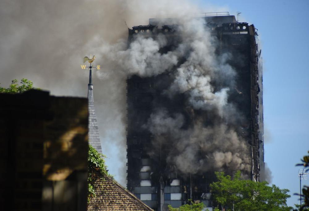 Incendio Londra: lancia il figlio dal decimo piano per sottrarlo alle fiamme. È salvo!