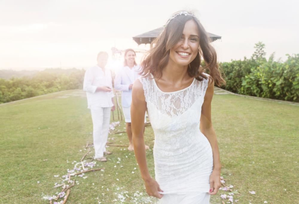 Lui non si presenta sull’altare, la sposa va a far festa con i presenti
