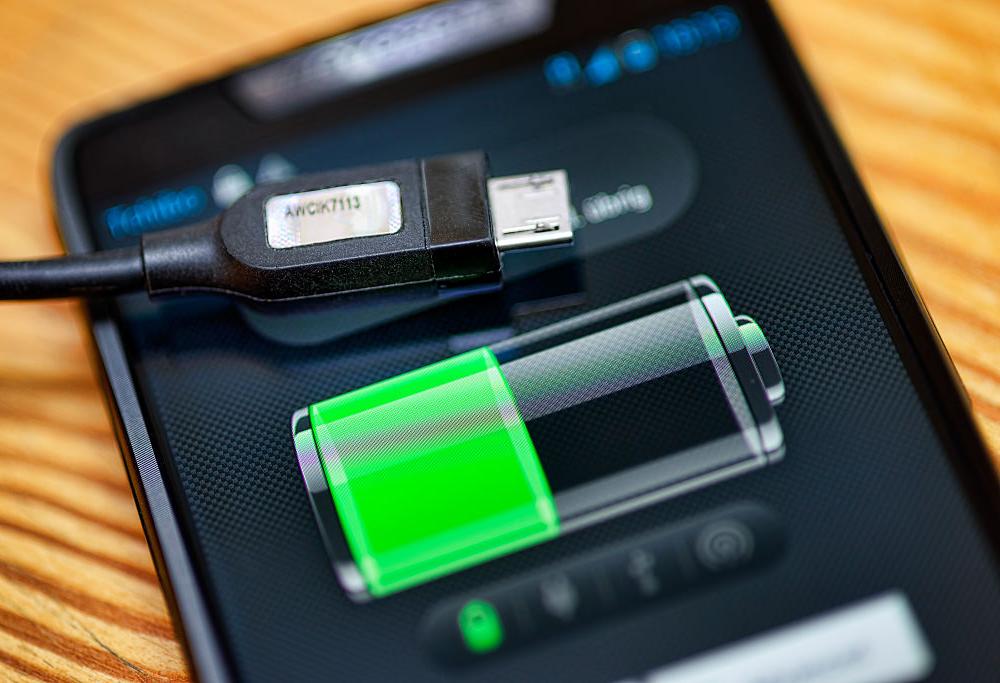 Ricarica smartphone addio! Ora basterà farlo 4 volte l'anno 