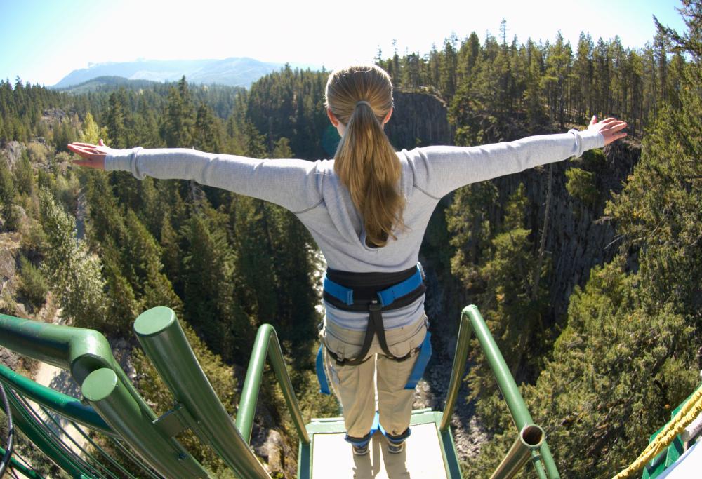 L’istruttore le dice "no jump", lei capisce "now jump": si butta da un ponte e muore