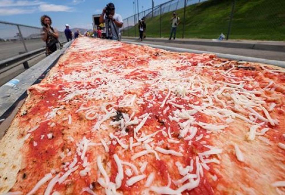 La pizza più lunga al mondo è statunitense! Il record di Napoli è stato battuto Radio 105 La pizza più lunga al mondo è statunitense! Il record di Napoli è stato battuto Radio 105
