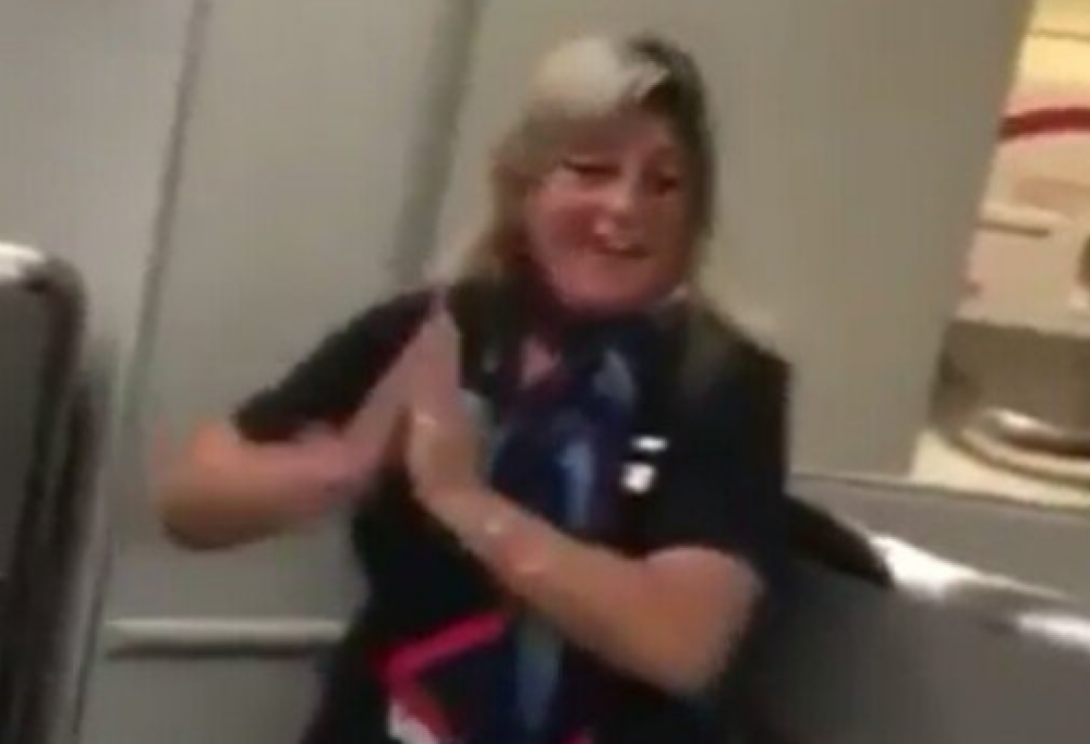 Shakira sale sull'aereo e la hostess canta e balla "Waka Waka"